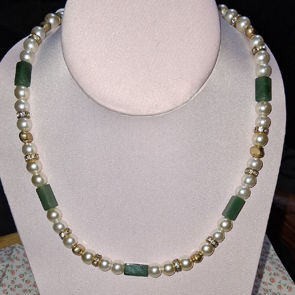 Elegant Green Jade and Pearl Necklace
